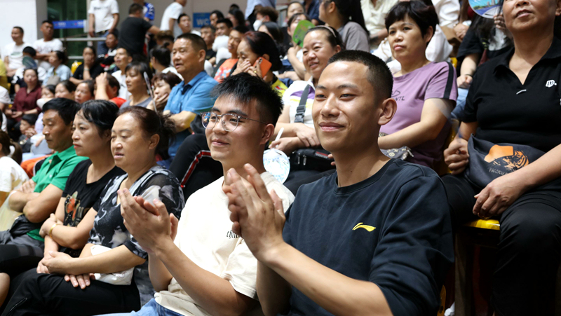 觀看比賽的觀眾。杜開雪攝