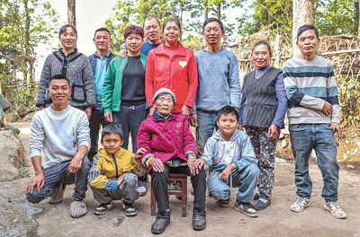 拍攝團為村民拍攝的全家福。