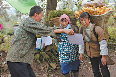 村民在欣賞拍攝團拍攝的照片。