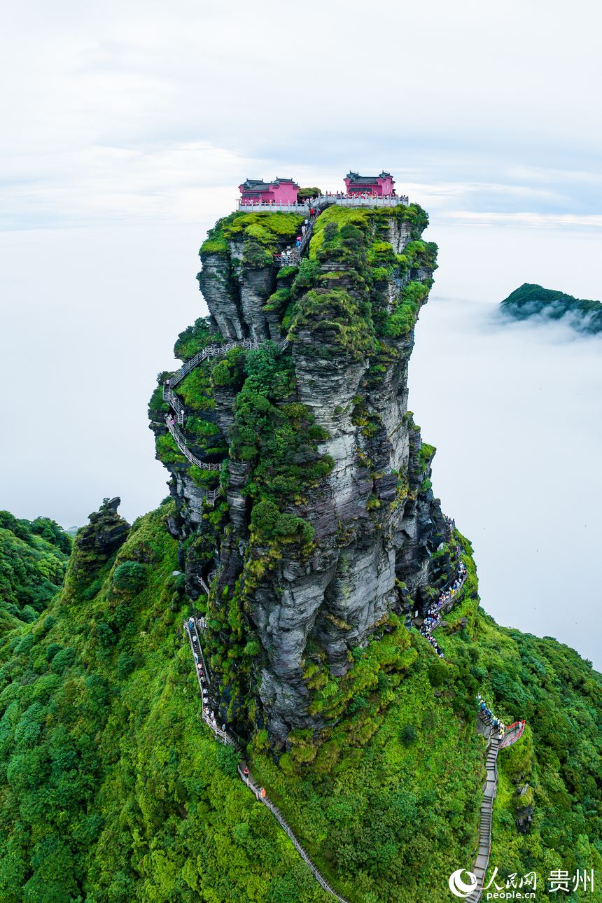 云霧間的梵凈山金頂。人民網記者 涂敏攝