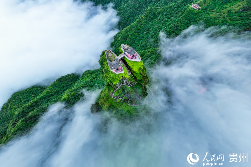 云霧間的梵凈山金頂。人民網記者 涂敏攝