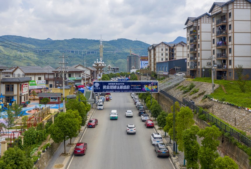 2023年6月25日，車輛在赫章金銀山街道興發光彩橋下通行。