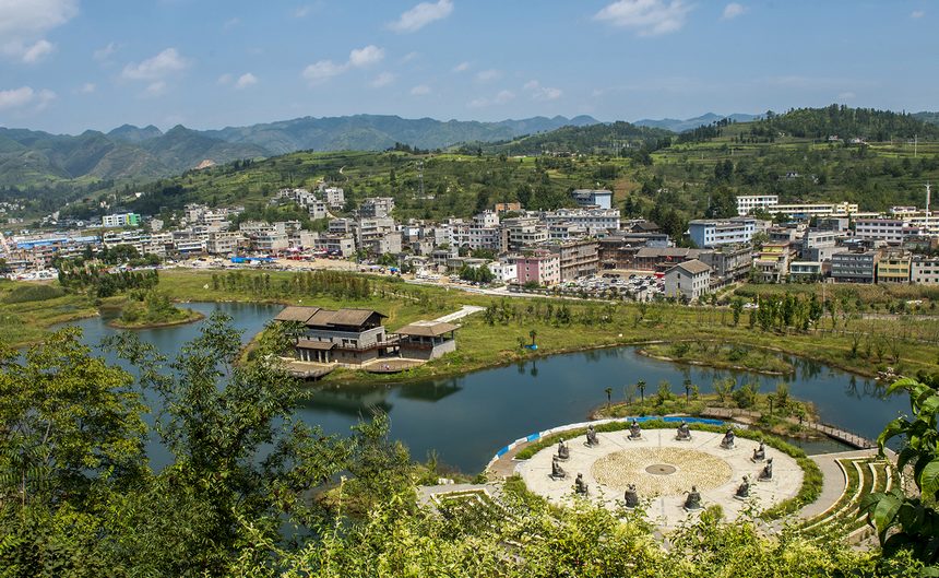 2023年7月3日，游客在赫章可樂國家考古遺址公園游覽。