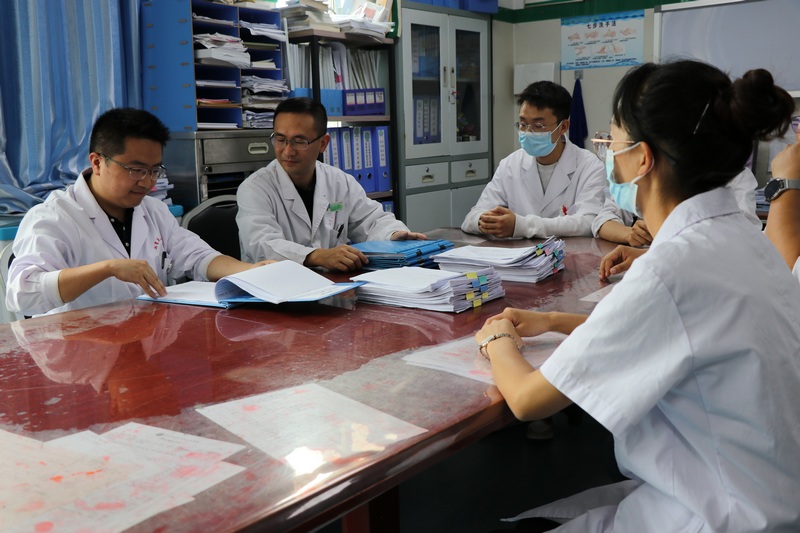 七星關區人民醫院骨科副主任 郭浩  與同事討論病患情況 (1).JPG