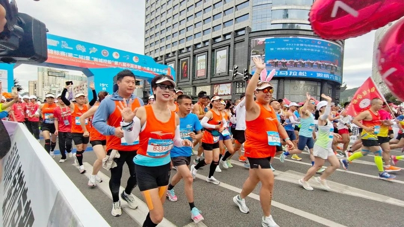 “六馬”鳴槍開跑。嚴顯艷攝