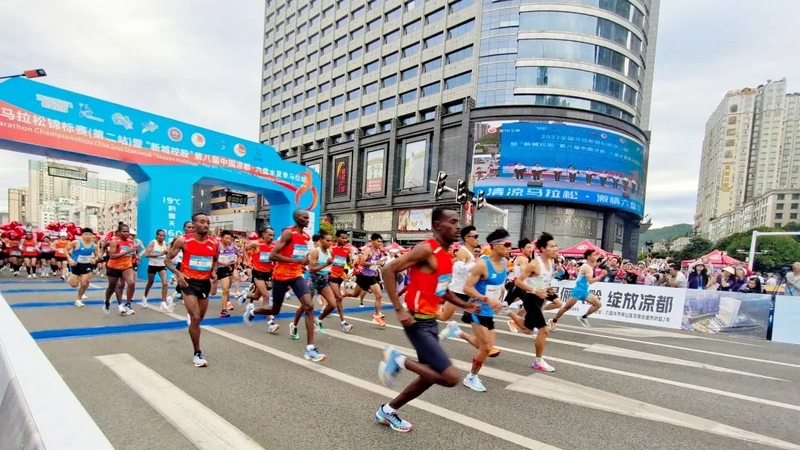 “六馬”鳴槍開跑。嚴顯艷攝