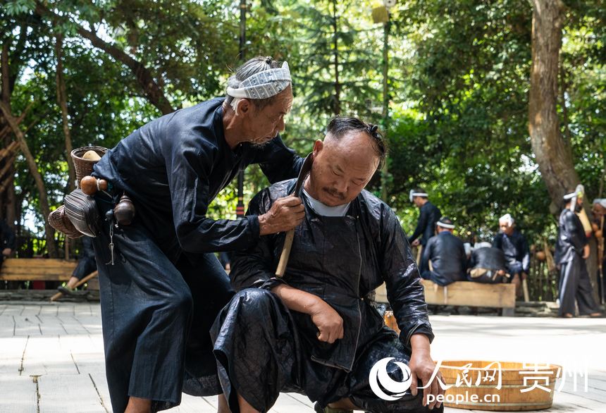 岜沙苗寨的鐮刀剃頭習俗。人民網 陽茜攝