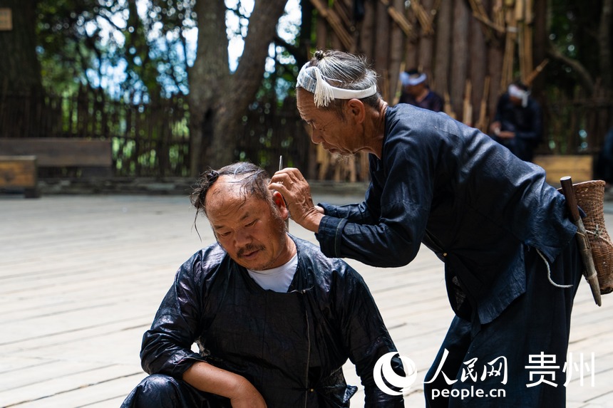 岜沙苗寨的鐮刀剃頭習俗。 人民網 陽茜攝