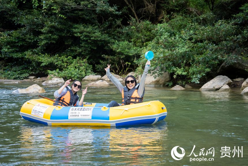 游客在杉木河景區漂流，享受夏日難得的清涼時光。人民網記者 涂敏攝