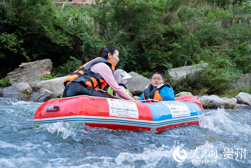 游客在杉木河景區漂流，享受夏日難得的清涼時光。人民網記者 涂敏攝
