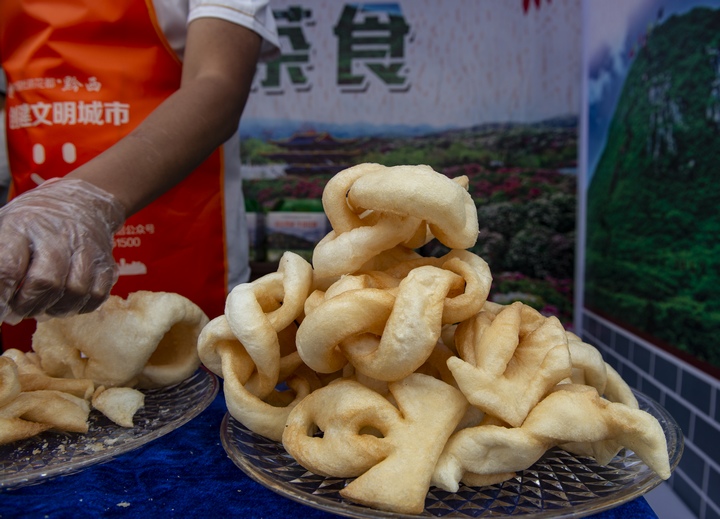 羊場茶食。羅弦攝
