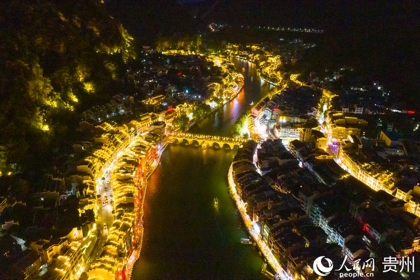 航拍鎮遠古城夜景。人民網 陽茜攝