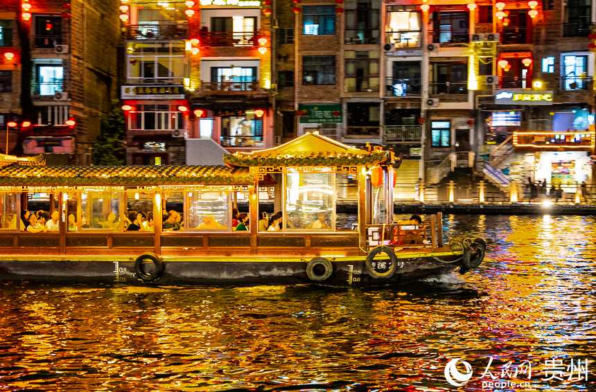 游客乘船夜游。人民網 陽茜攝