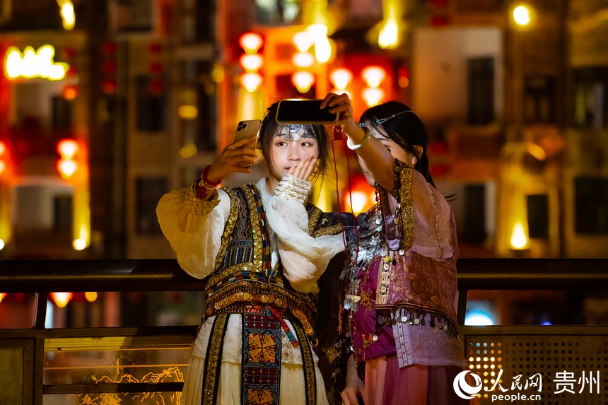 游客在橋上拍照留念。人民網 陽茜攝