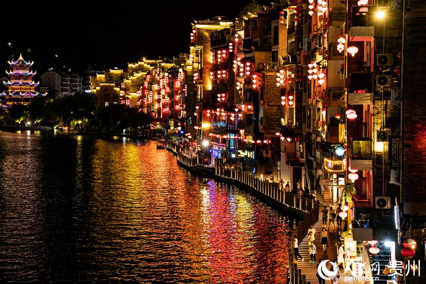 華燈初上，鎮遠古城兩岸燈火通明。人民網 陽茜攝