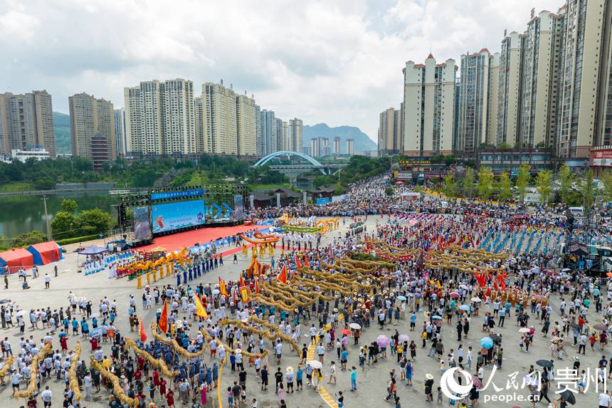 航拍2023德江癸卯年六月六“水龍節”開幕現場。人民網記者 涂敏攝