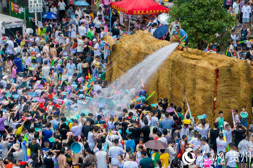 2023德江癸卯年六月六“水龍節”現場，市民噴水祈福。人民網記者 涂敏攝