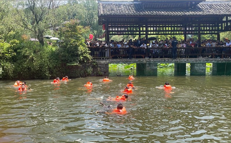 4、田間趣味“搶鴨子”。偏坡布依族鄉人民政府