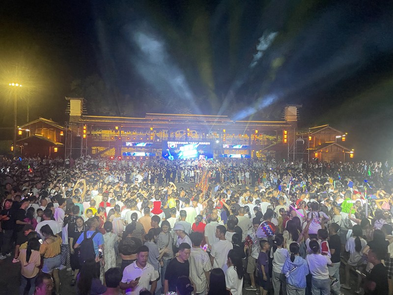 11、啤酒電音節及篝火晚會。偏坡布依族鄉人民政府