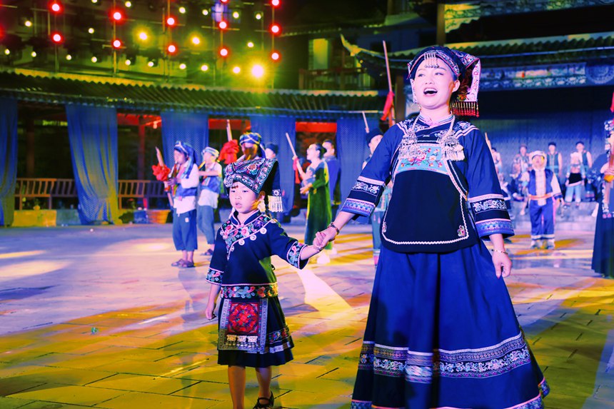 布依語版《我和我的祖國》合唱節目。都勻市委宣傳部供圖