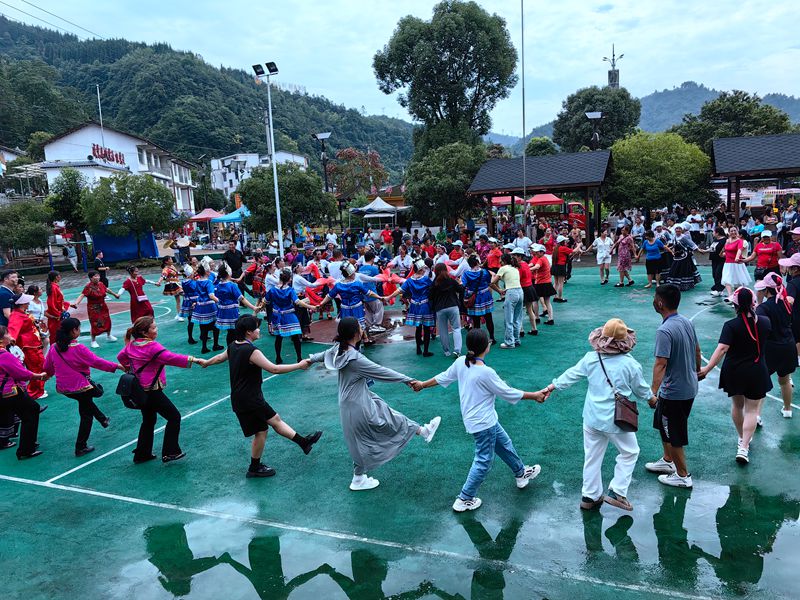 游客在黃絲村感受“六月六”民俗活動。李正芳攝