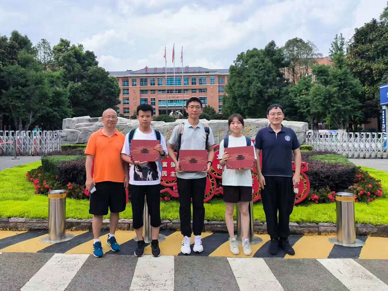 貴陽一中3名同學與上海交大老師合影。受訪者供圖