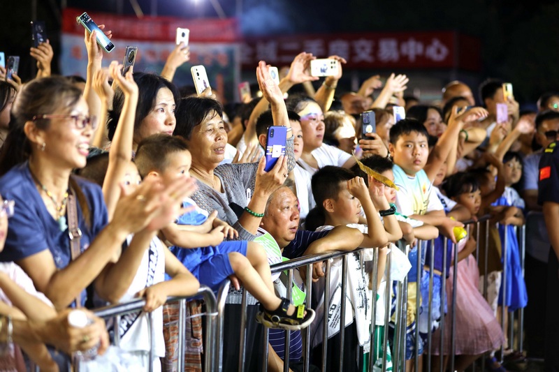 演出現場，觀眾熱情互動。王嬋娟 攝.JPG