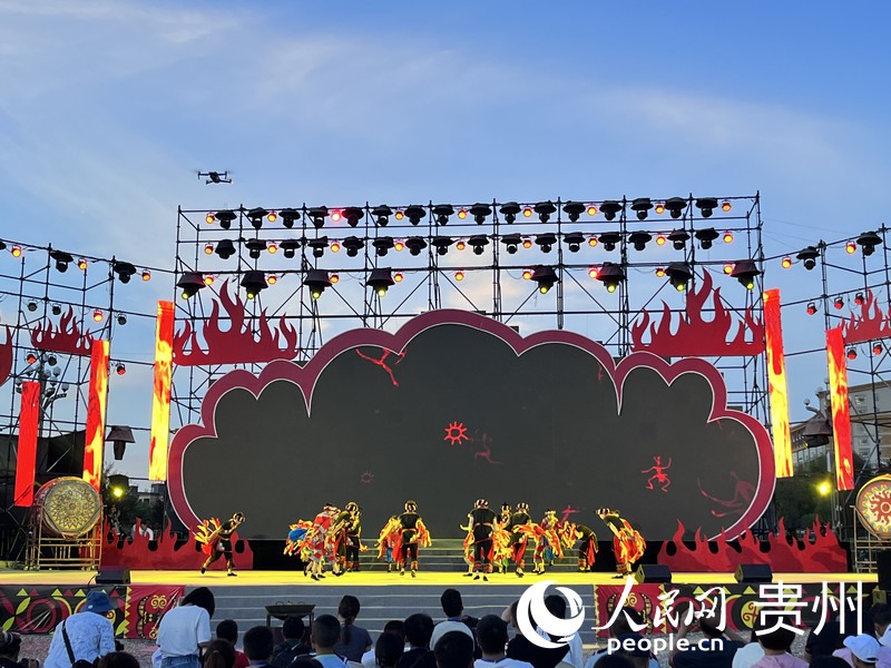 “火把節”狂歡夜活動現場。人民網 陳潔泉攝