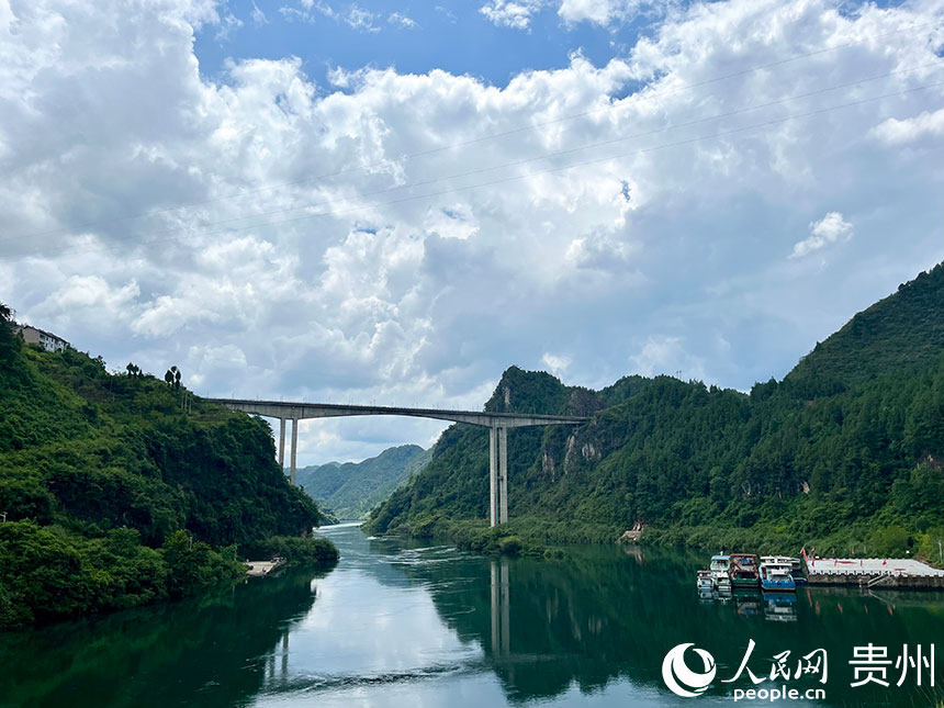 烏江沿岸。人民網 李麗萍攝