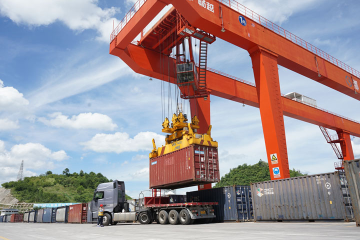 在貴陽國際陸港，正在作業的龍門吊。貴陽綜保區供圖
