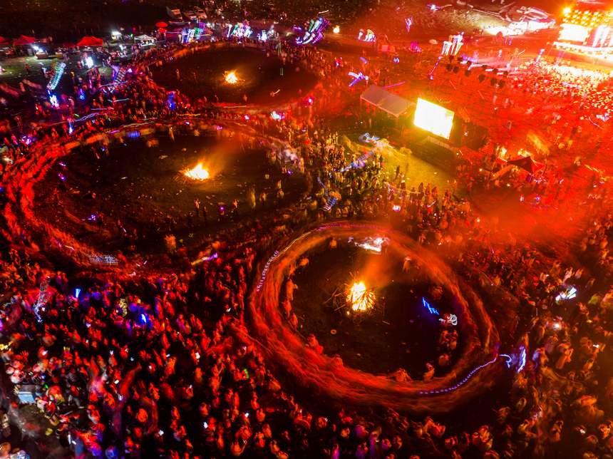 群眾在畢節市赫章縣阿西里西大草原歡度火把盛宴。羅大富攝