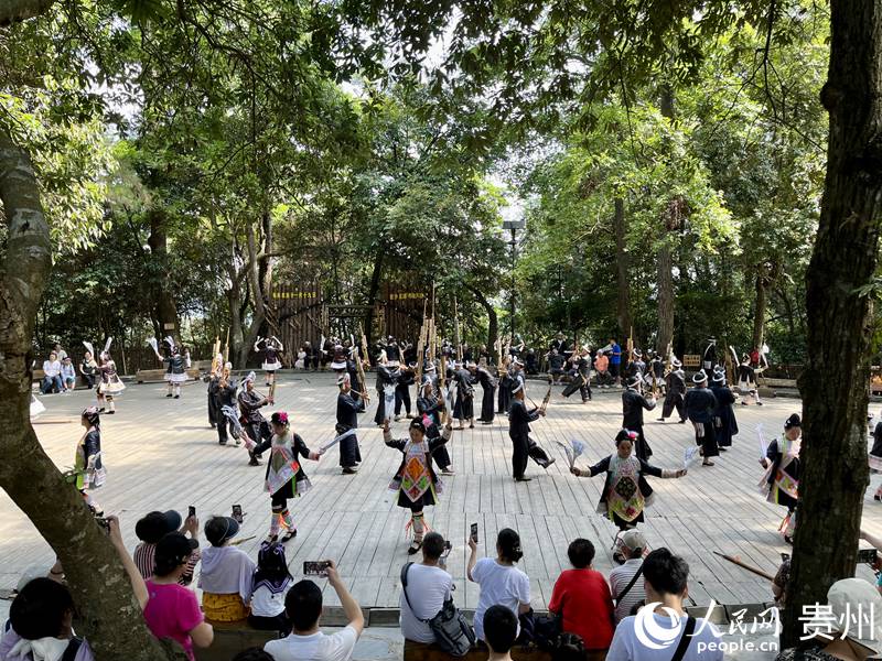 游客觀看岜沙苗族舞蹈。人民網 李麗萍攝