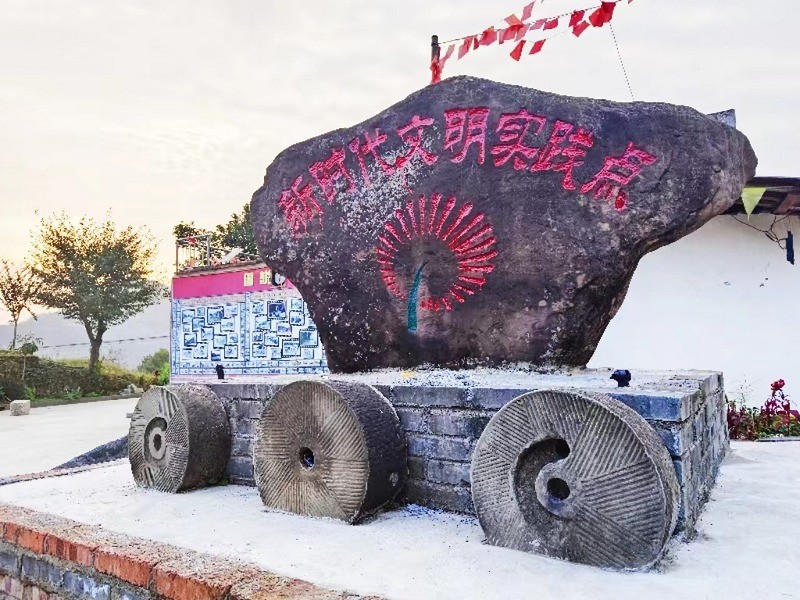 習水縣村民動手制作的新時代文明實踐標識。習水縣融媒體中心供圖