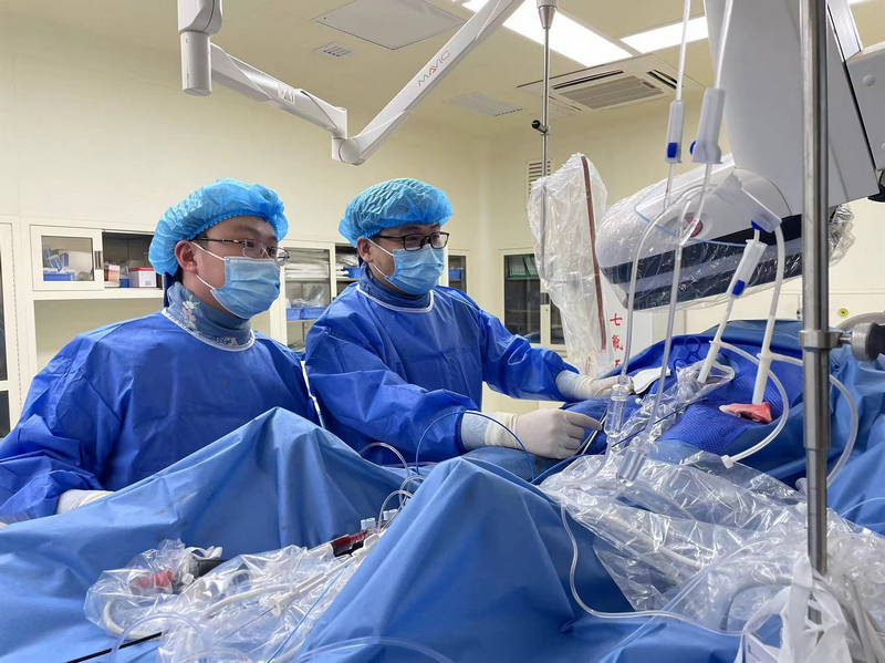 2.張善穩（右）與醫療團隊為患者進行手術。受訪者供圖