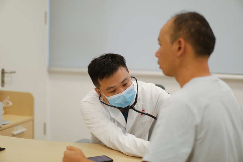 3.張善穩在門診室為患者進行初步診斷。受訪者供圖