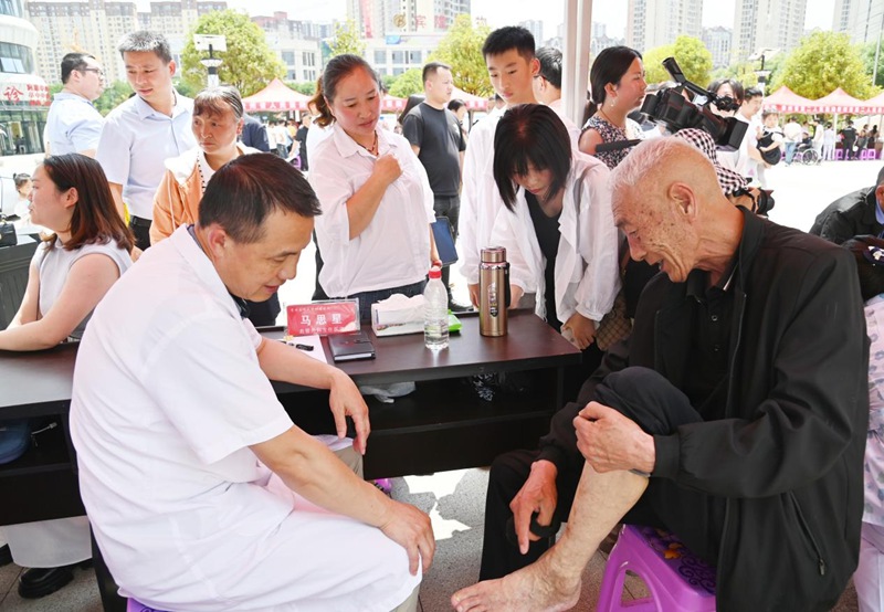 醫療隊為群眾義診巡診現場。曾浩洋攝