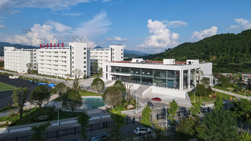 新校開學！獨山第六中學迎來首批學生。