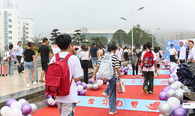 新校開學！獨山第六中學迎來首批學生。