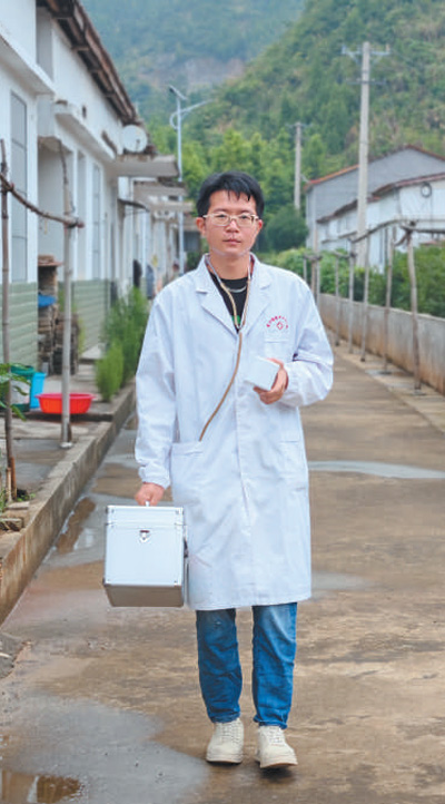 張小毛去村民家巡診。本報記者 吳 君攝