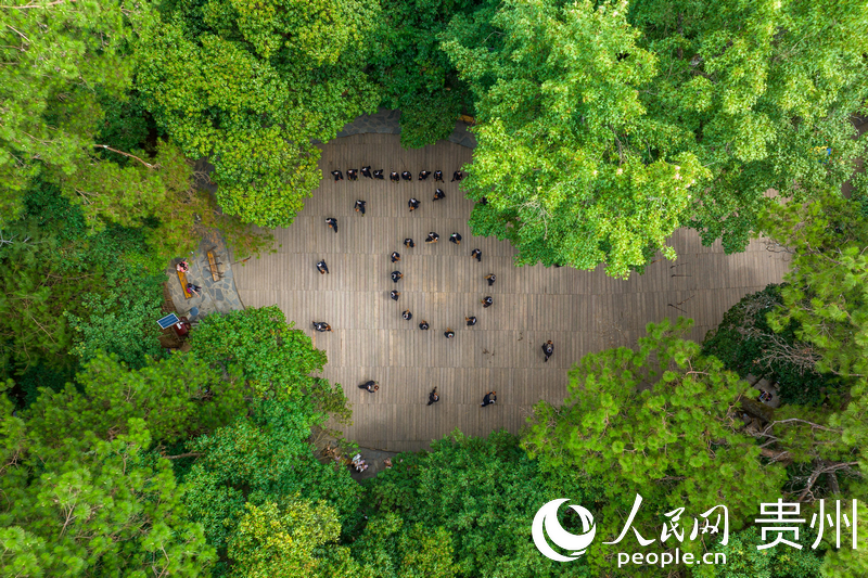 航拍岜沙苗寨民俗文化表演。人民網記者 涂敏攝