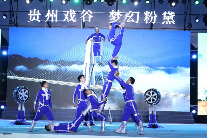 演員們剛柔并濟的舞蹈絕技。