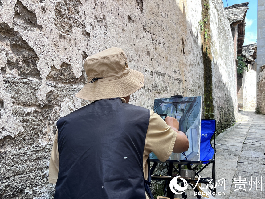 游客在屯堡寨子內采風。人民網 陳潔泉攝