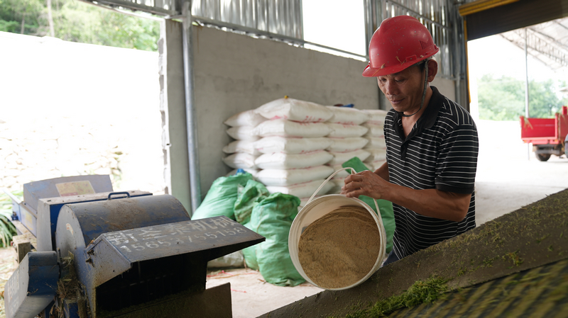 圈舍內干凈整潔，飼料攪拌機、飼草加工機、撒料機等配套設施一應俱全。思南縣融媒體中心供圖