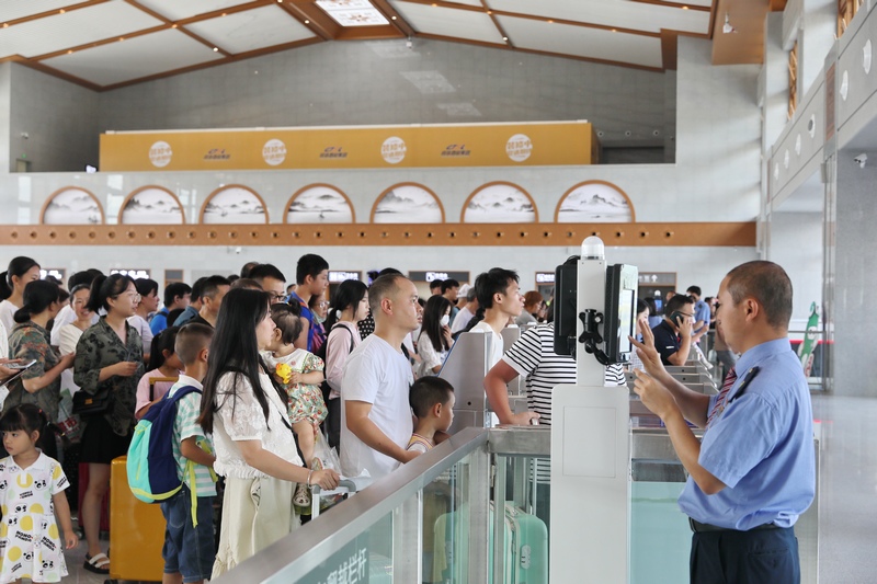 貴南高鐵貴荔段已開通運營。圖片由國鐵成都局提供