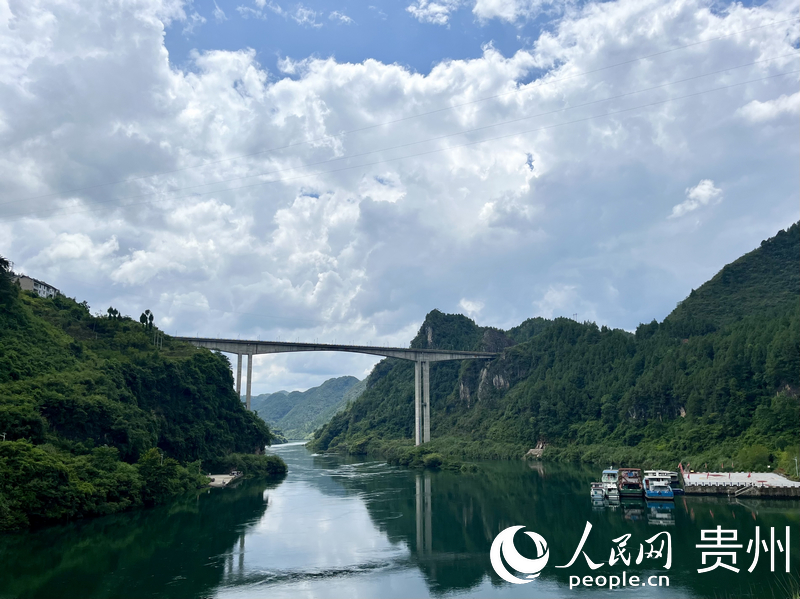 烏江沿岸。人民網 李麗萍攝