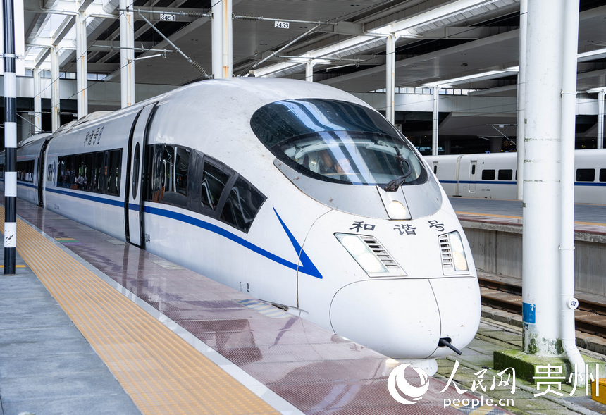 貴南高鐵正式開通運營。人民網 陽茜攝