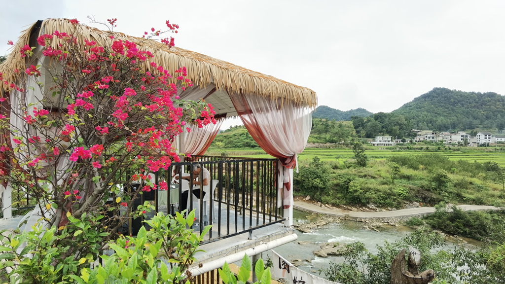 沙溪村沿著修文河經營的戶外燒烤。