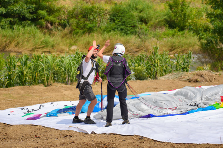 運動員成功降落后與工作人員分享喜悅。龍建睿攝