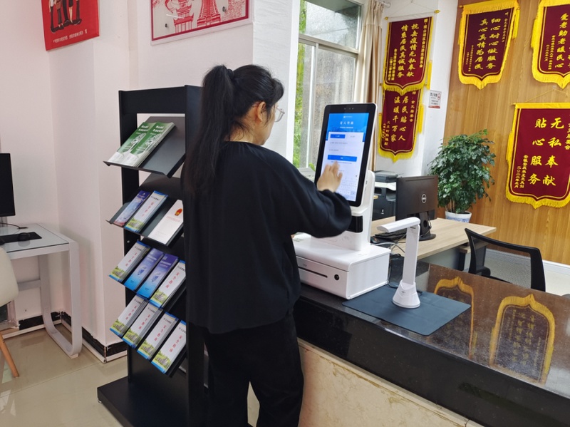 居民在服務中心自助辦理業務。金元社區黨總支供圖