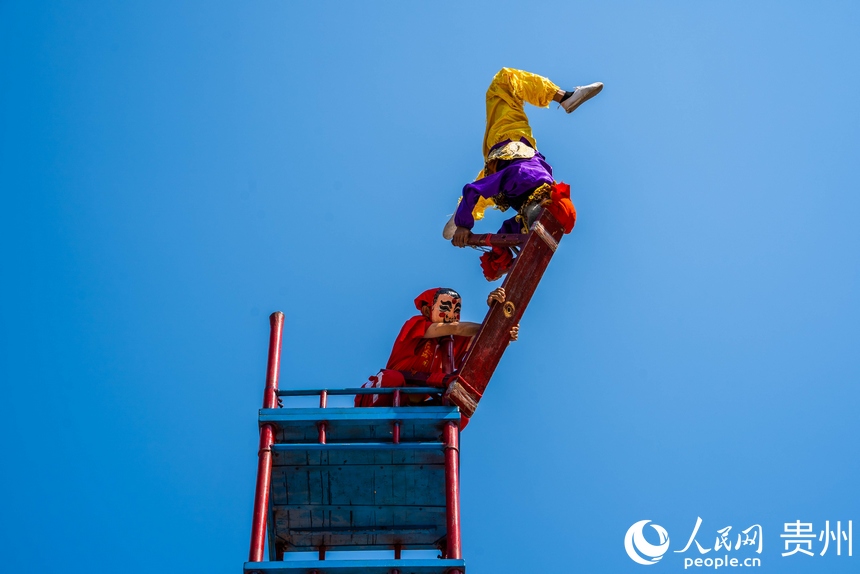 民族特技表演。人民網 陽茜攝